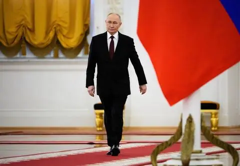 Wzrok w ziemi, dreptanie w miejscu. Putin miał właśnie swój pierwszy raz