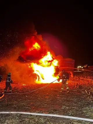 Pożar kombajnu na polu kukurydzy