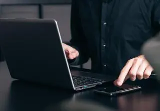 Groźne konsekwencje sykofancji. "Powoduje niekorzystne reakcje, nawet psychozy"