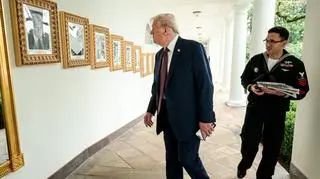 Urządzenie do powielania podpisów zamiast portretu Joe Bidena w Białym Domu