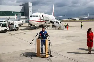 Sławosz Uznański-Wiśniewski z żoną Aleksandrą na lotnisku w Kolonii