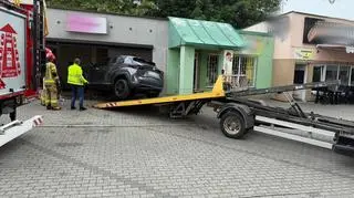Samochód wjechał w okno salonu kosmytycznego