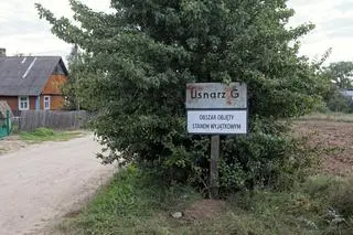 Tablica w Usnarzu Górnym informująca o stanie wyjątkowym (zdjęcie z 3 września 2021 r.)