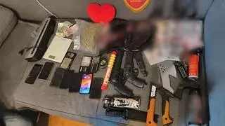 Policjanci zabezpieczyli m.in. narkotyki, broń pneumatyczną i maczety
