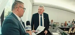 Mercedesy i kilometrówki za publiczne pieniądze. "A co? Na boso mamy chodzić?"