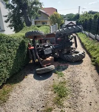 Ciągnik przewrócił się na bok 