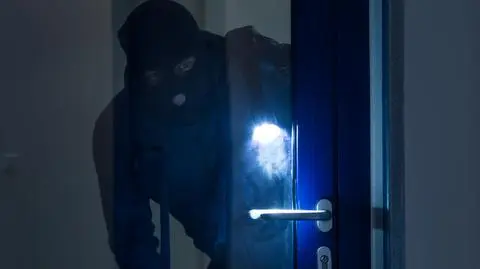 Włamali się do domu i koczowali w nim kilka dni