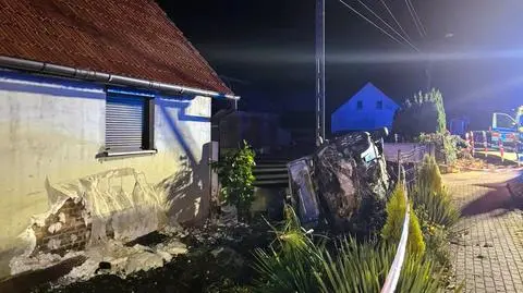 Wjechał autem w ścianę domu