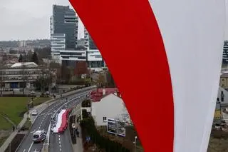 Balon stratosferyczny z biało-czerwoną flagą w Rzeszowie