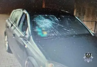 Walił w samochód sąsiada metalową rurką. Aż do przyjazdu policji