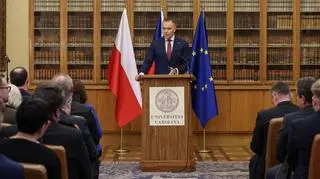 Karol Nawrocki wygłasza wykład na Uniwersytecie Karola  w Pradze