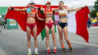 Tajemnicze taśmy na pępkach Chinek