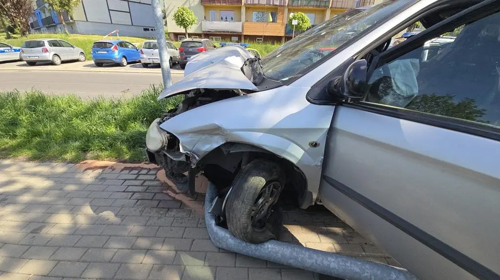 Uderzył w latarnie i uciekł