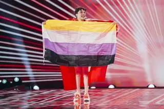 Nemo z flagą osób niebinarnych podczas finału Eurowizji 2024