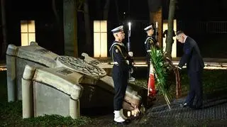 Prezydent RP Karol Nawrocki składa kwiaty na Cmentarzu Obrońców Westerplatte w Gdańsku