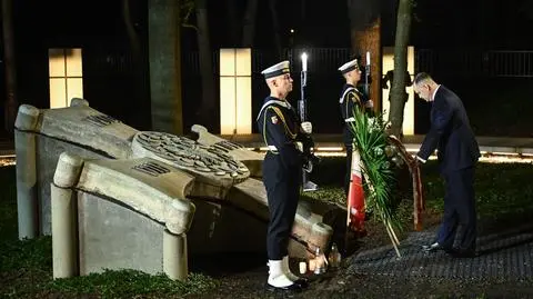 Prezydent RP Karol Nawrocki składa kwiaty na Cmentarzu Obrońców Westerplatte w Gdańsku