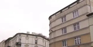 O okna kamienicy wypadł chłopiec