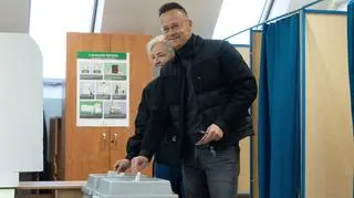 Peter Szijjarto przy urnie wyborczej 12 kwietnia 2026 roku.