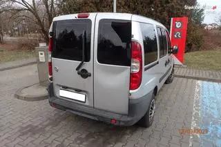 Pijany kierowca uderzył w budynek stacji paliw w Rybniku, a cofając, w pojemnik przy dystrybutorze