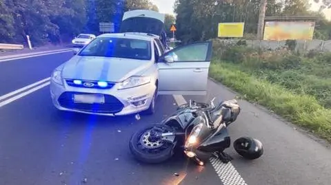 Zatrzymał się, by wysadzić pasażerkę, i zaczął uciekać. Jechał z prędkością ponad 200 kilometrów na godzinę