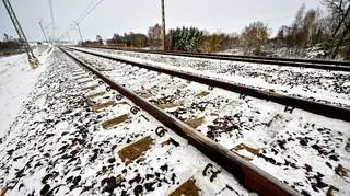 Ślady naprawy powstałego w wyniku dywersji uszkodzenia na linii kolejowej nr 7 Warszawa-Lublin w okolicach stacji Mika