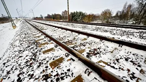 Ślady naprawy powstałego w wyniku dywersji uszkodzenia na linii kolejowej nr 7 Warszawa-Lublin w okolicach stacji Mika