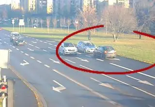 Wjechał pod prąd na rondo, bo "się zagapił". Nagranie 