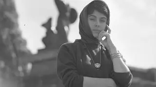Krystyna Zachwatowicz we wrześniu 1962 na tle pomnika warszawskiej Syrenki 