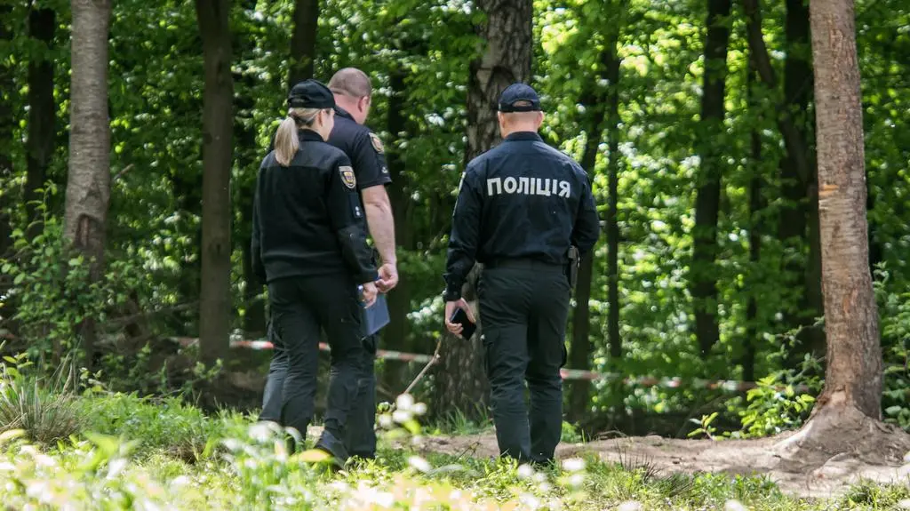 Prace ekshumacyjne w dawnej wsi Puźniki w Ukrainie