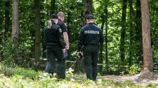 Prace ekshumacyjne w dawnej wsi Puźniki w Ukrainie