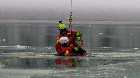 Ludzie wchodzą na lód, pod którym temperatura wody zabija. "To mocno szokujące"