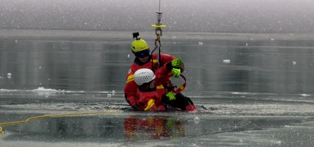 Ludzie wchodzą na lód, pod którym temperatura wody zabija. "To mocno szokujące"