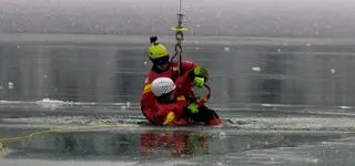 Ludzie wchodzą na lód, pod którym temperatura wody zabija. "To mocno szokujące"