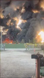 Jeden z pracowników serwisu samochodowego nagrał unoszące się kłęby dymu po katastrofie lotniczej