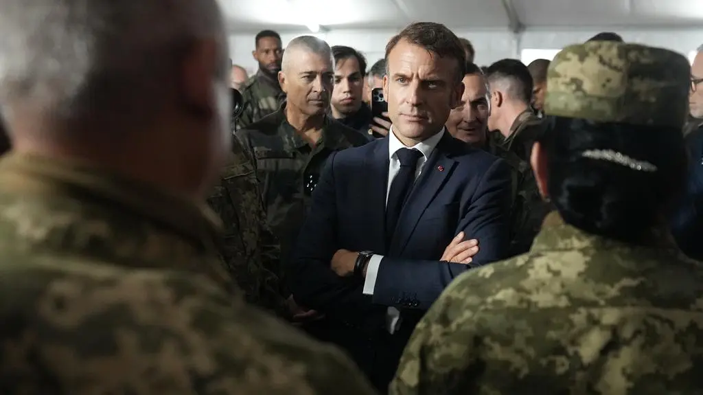 Emmanuel Macron w bazie, w której szkolą się ukraińscy żołnierze