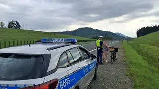 Rowerzystka na drodze ekspresowej S3