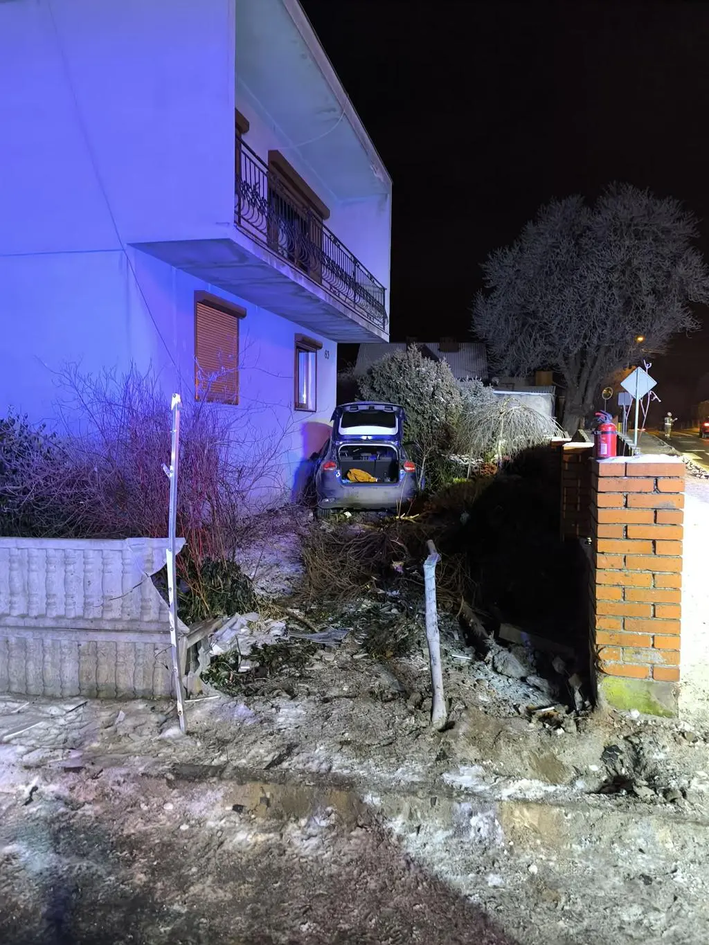 Stracił panowanie nad autem, wjechał w dom