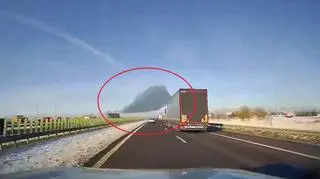 Z ciężarówki oderwał się lód i uderzył w jadący za nią samochód osobowy