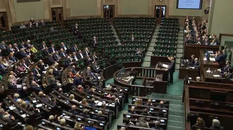 Tusk pokazuje puste ławy pis