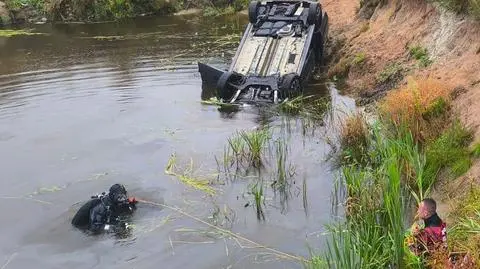 Auto w stawie, dwie osoby nie żyją
