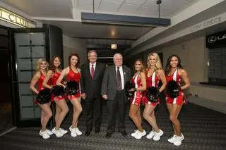 Bronisław Komorowski i Lech Wałęsa w towarzystwie "Luvabulls" - cheerleaderek zespołu Chicago Bulls