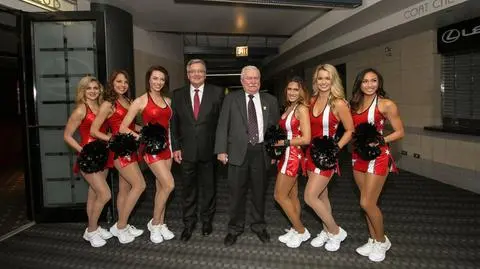 Bronislaw Komorowski i Lech Walesa w towarzystwie "Luvabulls" - cheerleaderek zespołu Chicago Bulls.