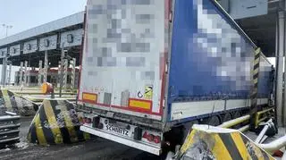Kierowca uderzył w Punkt Poboru Opłat