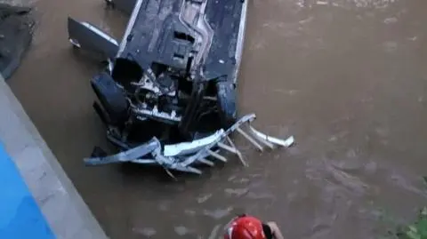 Auto wpadło do rzeki Ślęza