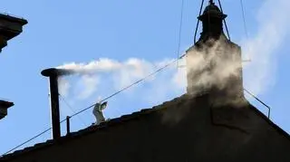 Biały dym z komina Kaplicy Sykstyńskiej