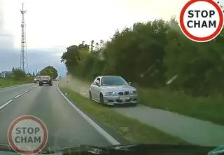 Jechał samochodem po ścieżce rowerowej. 21-latek z zarzutami