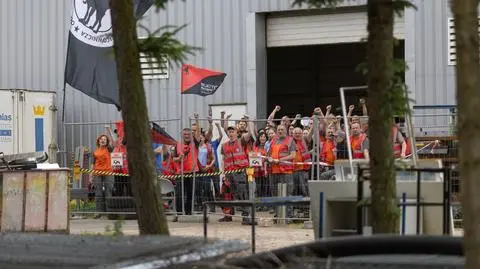 Protestujący "w klatce"