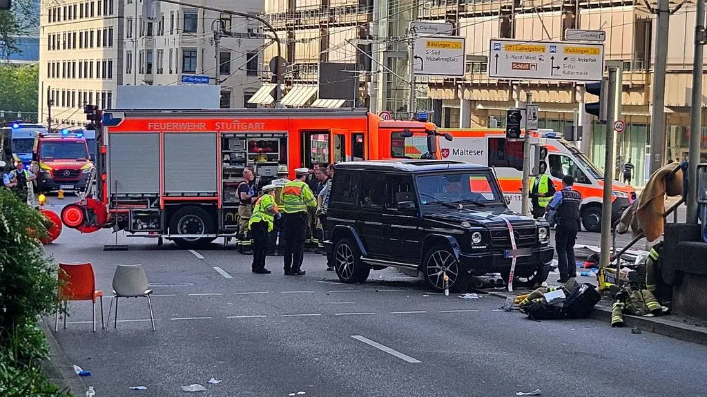 Samochód wjechał w grupę ludzi w Stuttgarcie 
