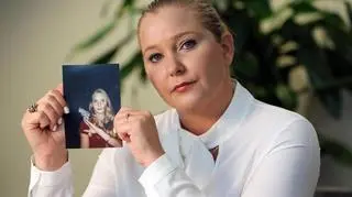  Virginia Giuffre ze swoim zdjęciem z czasów, gdy poznała Epsteina