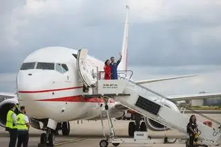 Sławosz Uznański-Wiśniewski z żoną Aleksandrą na lotnisku w Kolonii